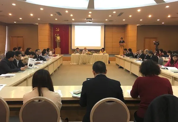 Participants discuss the key task of raising productivity to develop the national economy.(Photo: enternews.vn)