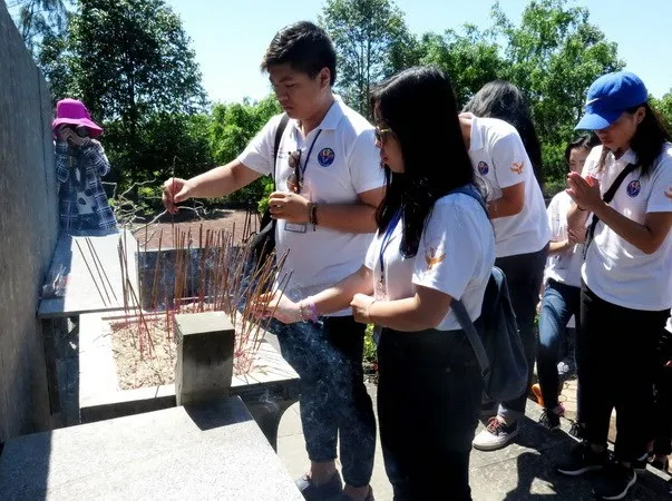Incense offered in memory of 504 victims of a bloody massacre by US troops 50 years ago in Quang Ngai province.

(Photo: VNA)