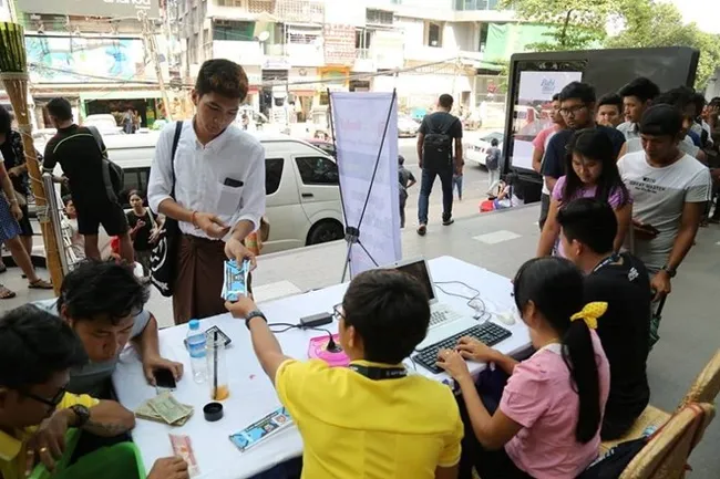 People queue in line to buy tickets of the Vietnam - Myanmar game at the Myanmar Football Federation (MFF)'s headquarters in Yangon. (Photo: MFF)