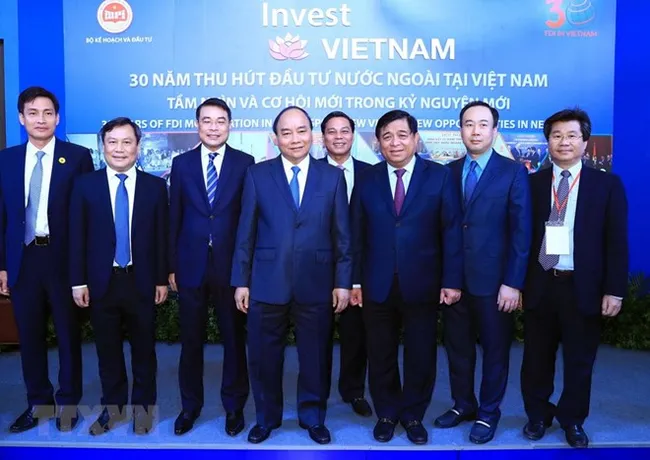 PM Nguyen Xuan Phuc (front line, fourth from left) and delegates at the event.