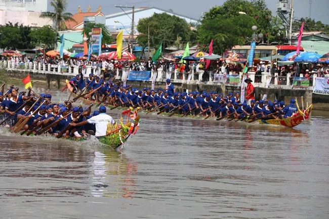 A boat race takes place on the Long Binh River in Tra Vinh city, Tra Vinh province, on November 21 to celebrate the Ok Om Bok Festival (Photo: VNA)