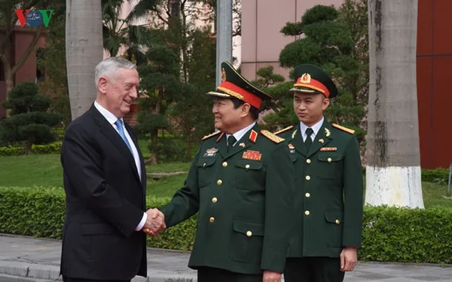 US Secretary of Defense James Mattis paid an official visit to Vietnam from January 24-25 at the invitation of Vietnamese Minister of National Defence General Ngo Xuan Lich. This is the sixth visit to Vietnam by the US Secretary of Defense since the two countries normalized their bilateral ties in 1995 and James Mattis’ first trip to Vietnam as the US Secretary of Defense since he took office as leader of the Pentagon. (Photo: VOV)