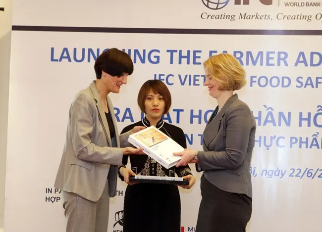New Zealand Ambassador to Vietnam Wendy Mathews (R) receives the IFC's Food Safety Toolkit in Vietnam (Photo: VNA)