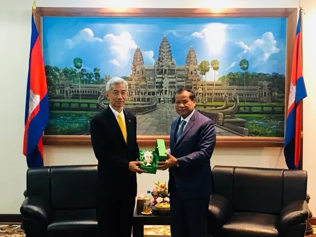 Cambodian Minister of Tourism Thong Khon  (R) and Panyarak Poolthup, newly appointed Thai Ambassador to Cambodia (Source: http://thainews.prd.go.th)