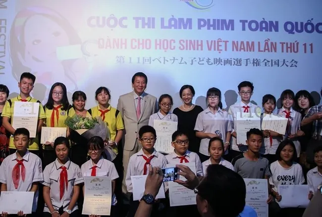 At the award ceremony of the 12th short-film making contest for Vietnamese students in 2017 (source: http://cand.com.vn)