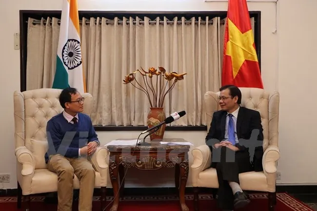 Vietnamese Ambassador to India Ton Sinh Thanh (R) grants an interview to VNA reporter (Source: VNA)