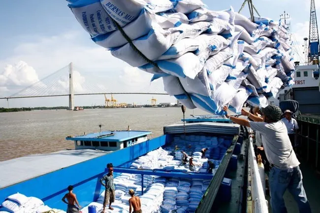 Rice bags are loaded onto a barge for shipment (Photo: VNA)