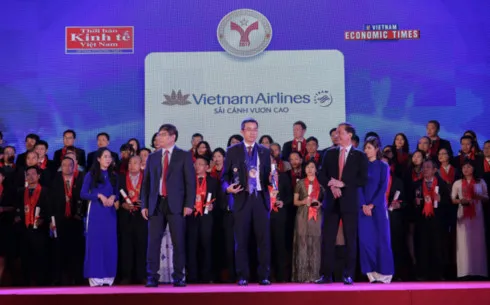 Vietnam Airlines' Executive Vice President Dang Ngoc Hoa (C) receives the 2017 