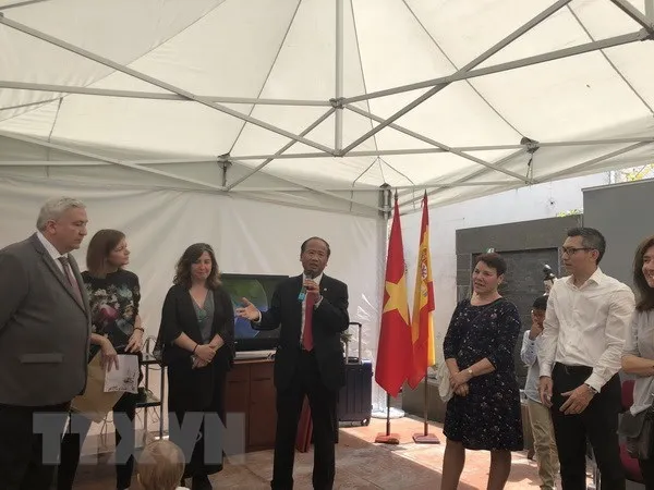 Vietnamese Ambassador to Spain Ngo Tien Dung (centre) speaks at the auction of photos on the ocassion of the 128th birth anniversary of late President Ho Chi Minh (Photo: VNA)