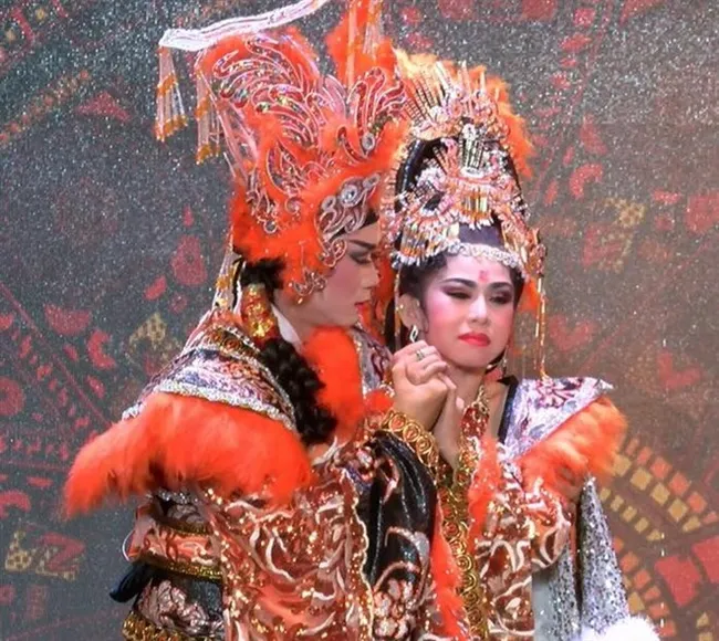 Young actors Thai Vinh (L) and Binh Tinh perform in Loan Chien Phung Hoang Cung (War of Thrones), a cai luong play staged by Le Hoang Drama Troupe, one of the HCM City’s private traditional art theatres (Photo courtesy of the producer)