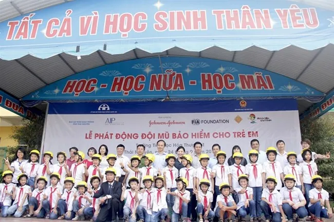 The Asia Injury Prevention Foundation and the Thai Nguyen Traffic Safety Committee organise the inauguration of the Helmets for Kids programme at Hoa Thuong 1 Primary School (Photo Courtesy of AIP Foundation)