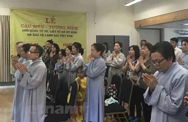 Participants of the requiem pays homage to soldiers who laid down their lives to protect the country’s sea and islands sovereignty (Photo: VNA)