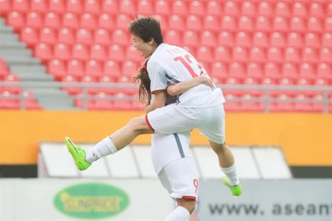 Vietnam players celebrate beating Myanmar 3-0 to win the bronze medal at the AFF Women’s Championships held at the Jaka Baring Stadium in Indonesia on July 13. — Photo vff.org.vn