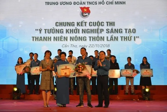 The first prize is presented the 