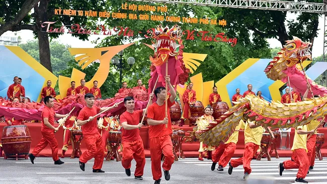 The street carnival with the theme “The Quintessence of Hanoi - Confluence and Shine