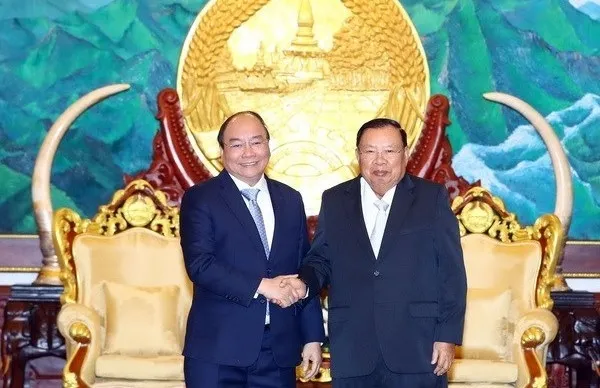 Prime Minister Nguyen Xuan Phuc (L) met General Secretary of the Lao People’s Revolutionary Party and President of Laos Bounnhang Vorachith on February 5 (Photo: VNA)
