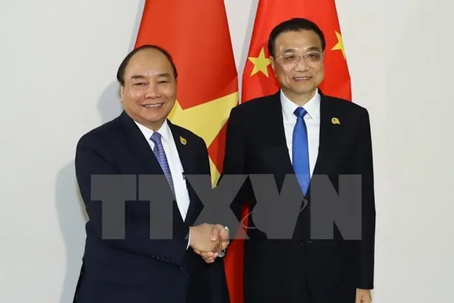 Prime Minister Nguyen Xuan Phuc (L) and Chinese Premier Li Keqiang