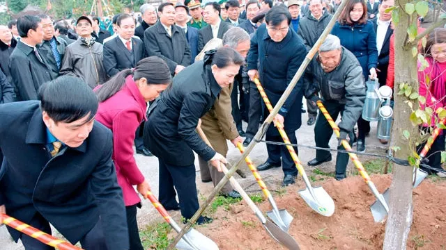 NA Chairwoman Nguyen Thi Kim Ngan plants trees with the locals in Hai Duong.
