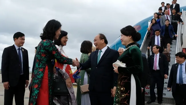 PM Nguyen Xuan Phuc and his spouse are welcomed at Kingsford-Smith Sydney airport. (Photo: VGP)