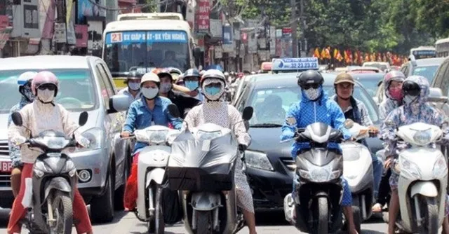 People cover themselves from head to toe to avoid the heat (illustrative image)