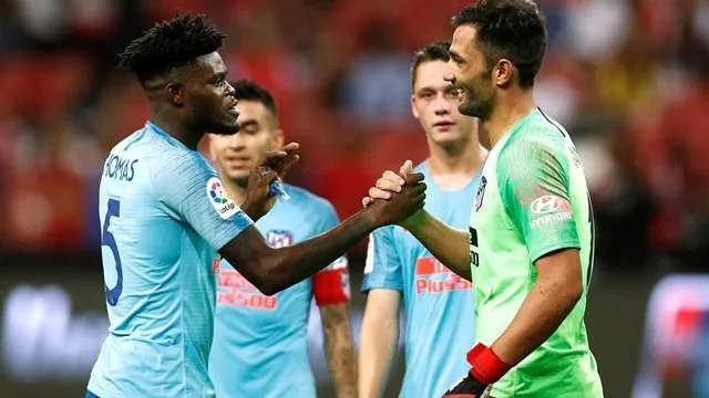 Atletico Madrid's Antonio Adan (R) celebrates after the match with Teye Thomas - International Champions Cup - Atletico Madrid v Arsenal - Singapore National Stadium, Singapore - July 26, 2018. (Photo: Reuters)