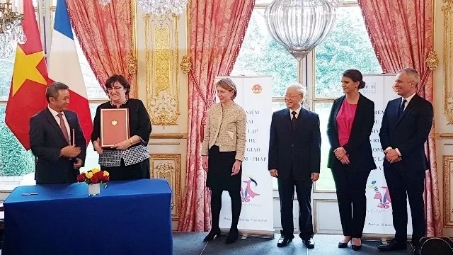 The signing ceremony was witnessed by General Secretary Nguyen Phu Trong and President of the National Assembly of France Francois de Rugy
