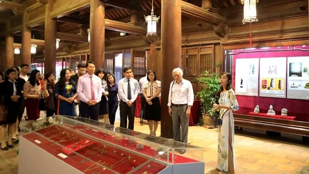 Visitors at the exhibition (Photo: NDO)