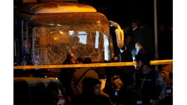 At the site of the roadside bomb blast near the Giza pyramids that killed three Vietnamese people on December 28. (Photo: Reuters)