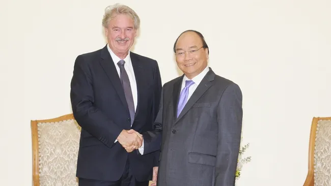 Prime Minister Nguyen Xuan Phuc shakes hands with Jean Asselborn, Minister of Foreign and European Affairs of Luxembourg (Photo: Tran Hai)