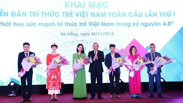 Deputy Prime Minister Truong Hoa Binh (centre) and participants at the event (Photo: VGP)