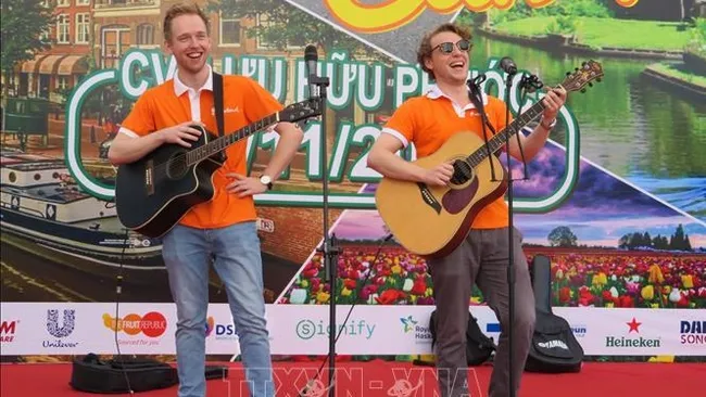 Dutch singers performing at the opening ceremony (Photo: VNA)