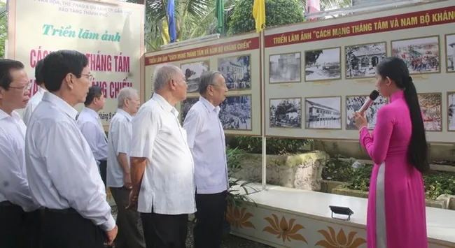 Visitors at the exhibition on the August Revolution and Southern Resistance War (Photo: VNA)