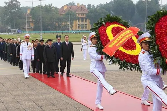 Leaders pay floral tribute to President Ho Chi Minh at his mausoleum. (Photo: VNA)