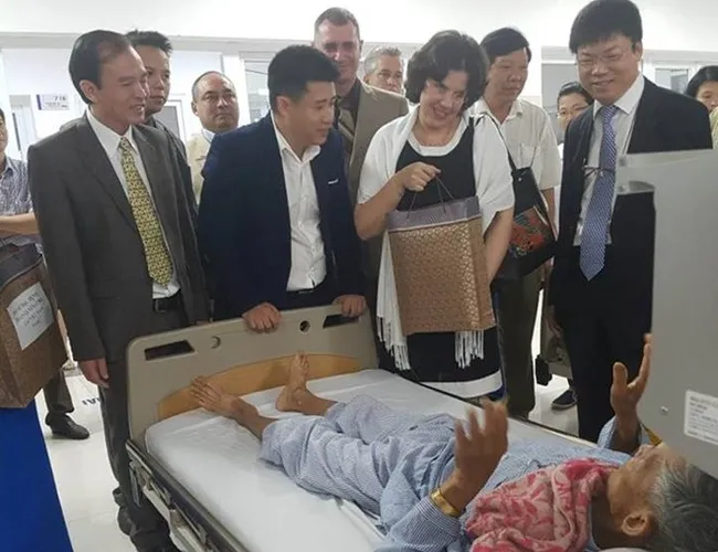 Cuban Ambassador to Vietnam Lianys Torres Rivera visits patients at Vietnam-Cuba Friendship Hospital in Dong Hoi city. (Source: VNA)