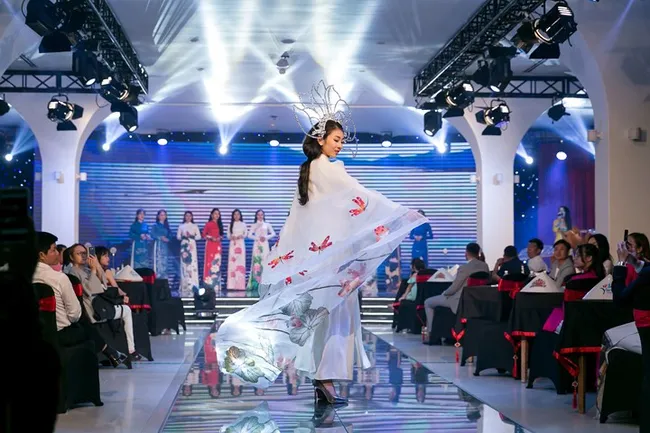 The event draws the participation of many celebrities (Photo: VOV)