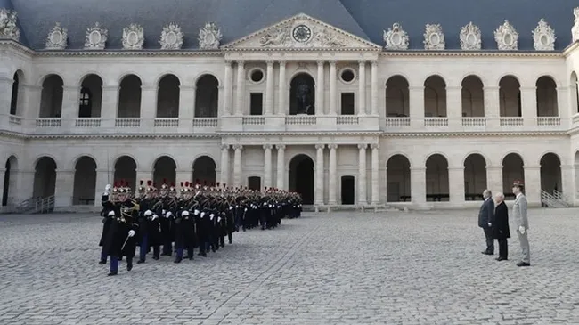 A welcome ceremony was solemnly held in rituals for a head of state.