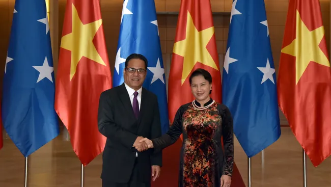 National Assembly Nguyen Thi Kim Ngan (R) and Micronesian Speaker of the Congress Wesley W. Simina (Photo: Duy Linh)