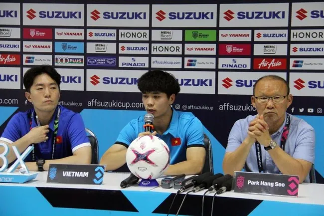 Cong Phuong (C) affirms his team’s determination to play for good results in the next matches. (Photo: NDO)