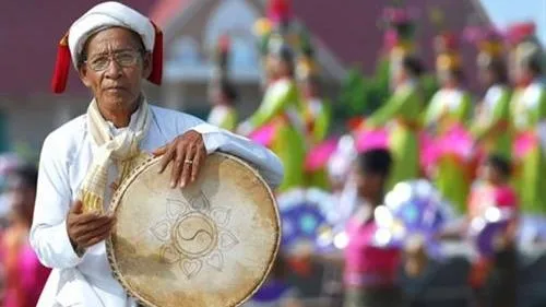To play a Paranung, Mu Tuan puts the drum on top of his stomach, holds it tight and uses his hands to tap on the surface, producing different sound levels. (Photo: VNA)