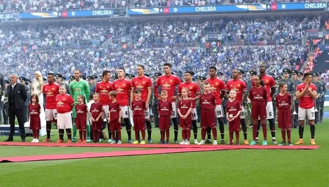 Manchester United manager Jose Mourinho lined up with his players before the FA Cup final with Chelsea on May 19, 2018. (Photo: Reuters)