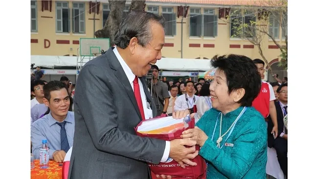 Deputy PM Truong Hoa Binh (L) meets his former teacher, Ton Tuyet Dung, former Principal at Marie Curie High School in Ho Chi Minh City, on the occasion of the school’s 100th anniversary on November 18, 2018. (Photo: VGP)