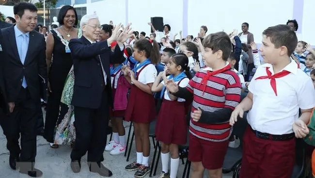 Party chief Nguyen Phu Trong greets students during his visit to Vo Thi Thang school in Cuba (Photo: VNA)