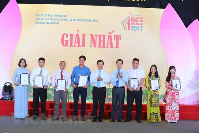 First-prize winners of  the National External Information Service Awards 2017 (Photo: VNA)