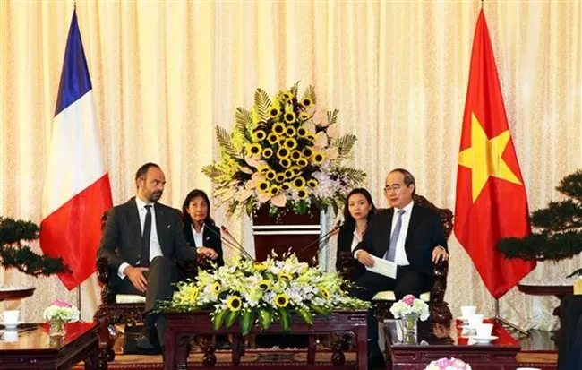 Secretary of the Ho Chi Minh City Party Committee Nguyen Thien Nhan (R) and French Prime Minister Edouard Philippe at the meeting (Photo: VNA)