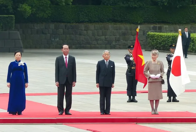 Japanese Emperor Akihito (front, second, right), Empress Michiko (front, first, right) and Vietnamese President Trần Đại Quang (front, second, left) and his spouse Nguyễn Thị Hiền (front, first, left) at the welcome ceremony on May 30 morning (Photo: VNA)