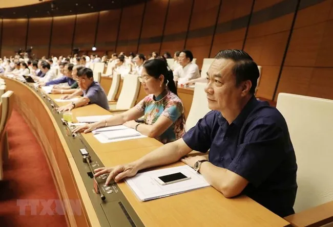 Deputies press the buttons to pass the laws (Photo: VNA)