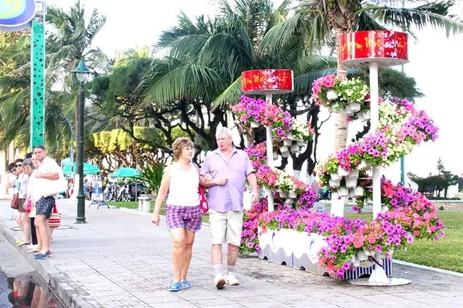 Foreign tourists visit the Nha Trang Flower Festival at Phi Yen Park. (Photo: baokhanhhoa.vn)