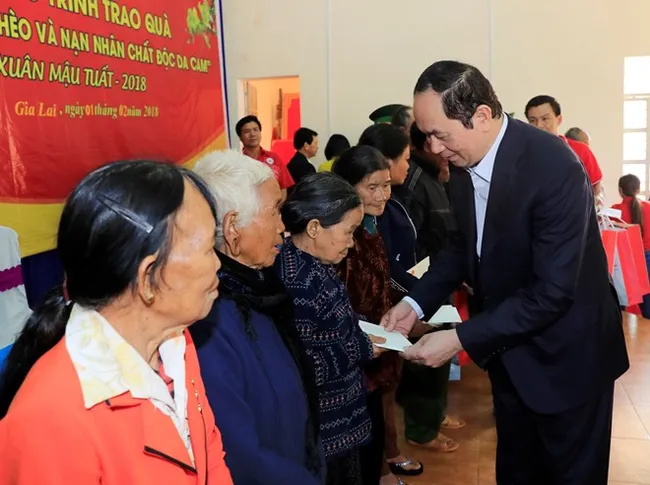 President Trần Đại Quang presents Tet gifts to residents in Ia Dom Commune of Đức Cơ District, Gia Lai Province, on February 1 (Photo: VNA)