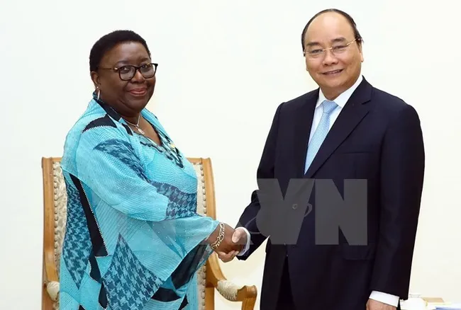 Prime Minister Nguyen Xuan Phuc (R) receives Liberian Foreign Minister Marjon Vashti Kamara on December 8 (Photo: VNA)