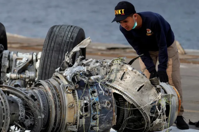 An Indonesian National Transportation Safety Commission (KNKT) official examines a turbine engine from the Lion Air flight JT610 at Tanjung Priok port in Jakarta, Indonesia, November 4, 2018. Picture taken November 4, 2018. (Photo: REUTERS/Beawiharta)